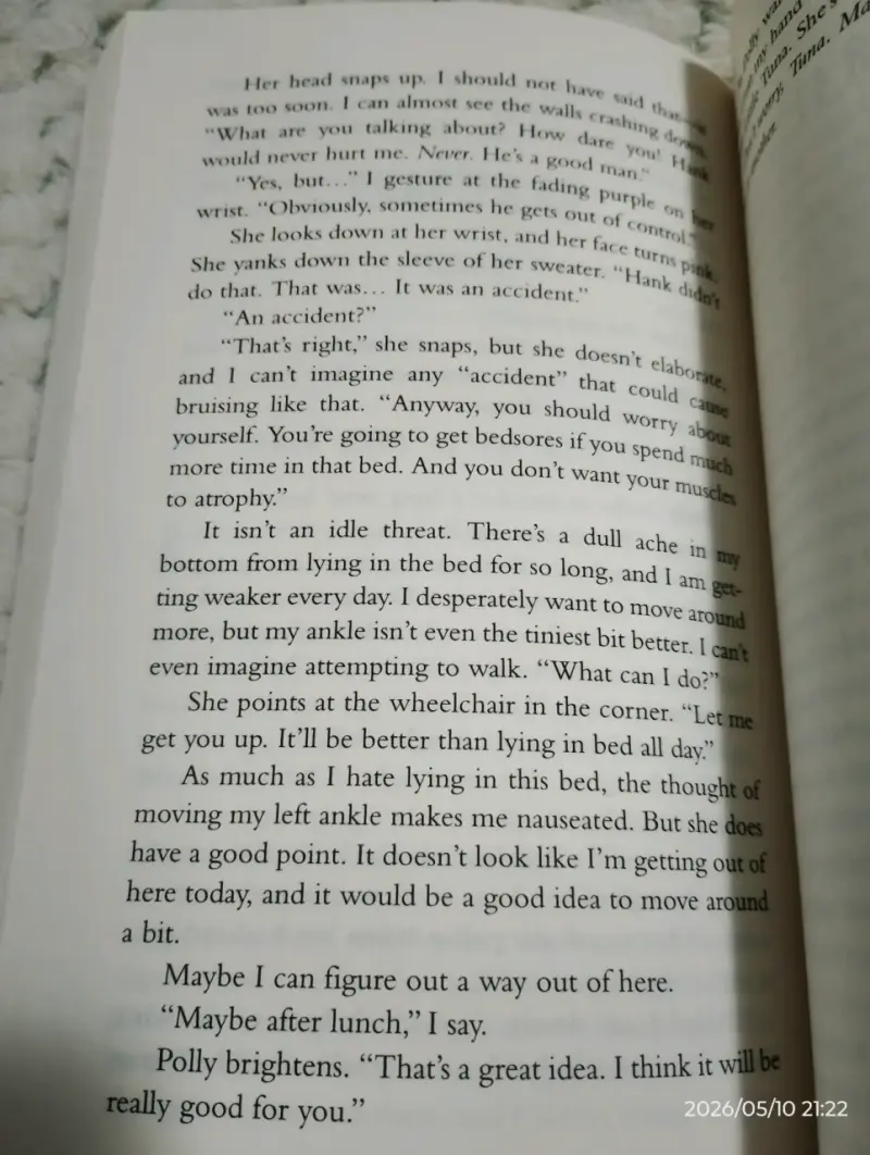 Libro de thriller "The Nightmare She's Running from" - 3