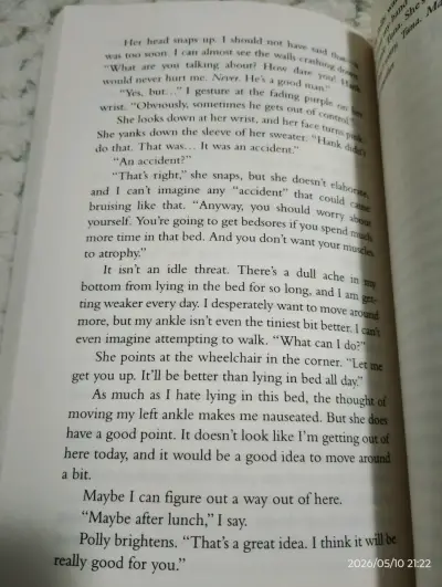 Libro de thriller "The Nightmare She's Running from" - miniatura 3
