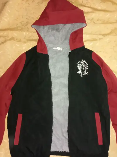 Polerón con capucha negra y roja - miniatura 1