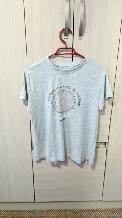 Polera gris estampado estelar S - miniatura 1