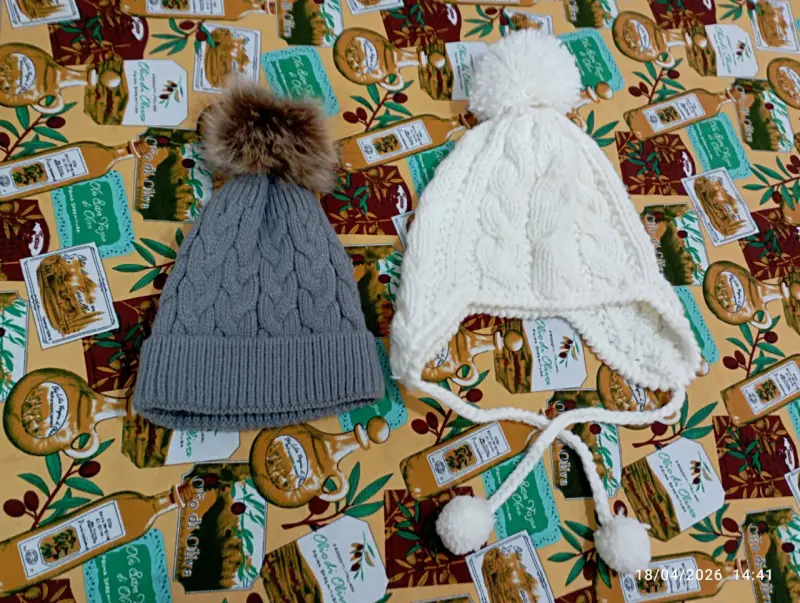 Gorros de lana gris y blanco