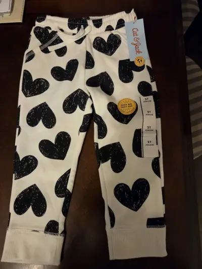 Pantalones jogger con corazones - miniatura 1