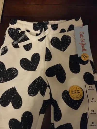 Pantalones jogger con corazones - miniatura 3