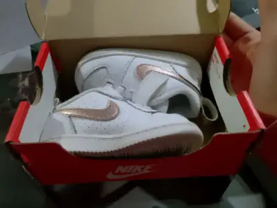 Zapatillas bebé Nike blancas y doradas - miniatura 1