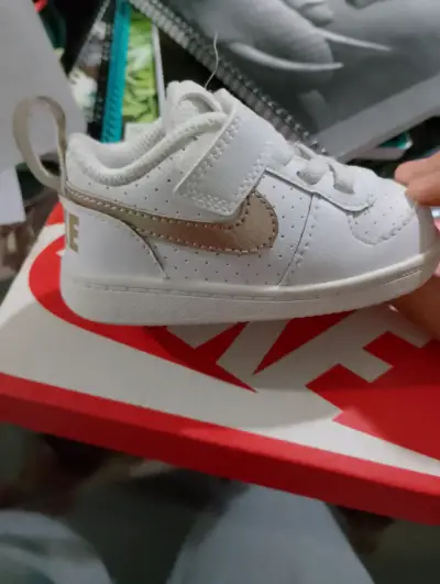 Zapatillas bebé Nike blancas y doradas - miniatura 2