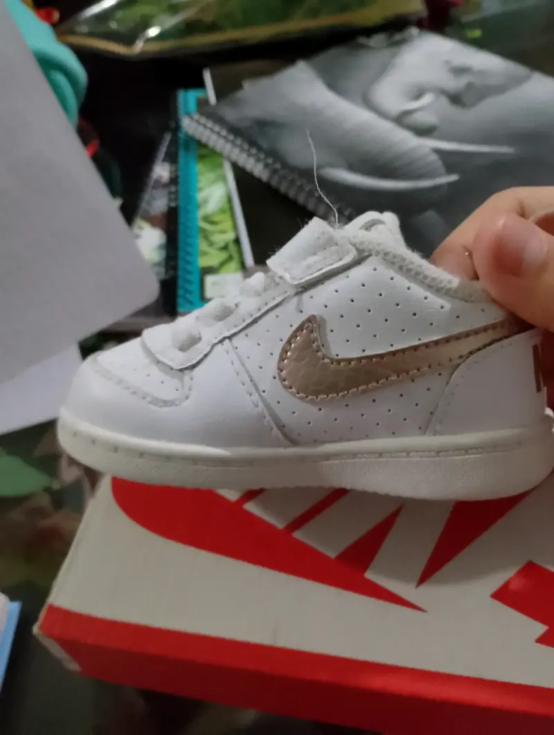 Zapatillas bebé Nike blancas y doradas - 3