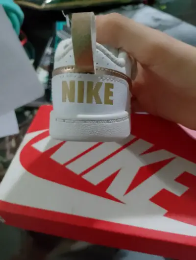 Zapatillas bebé Nike blancas y doradas - miniatura 4