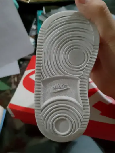 Zapatillas bebé Nike blancas y doradas - miniatura 5