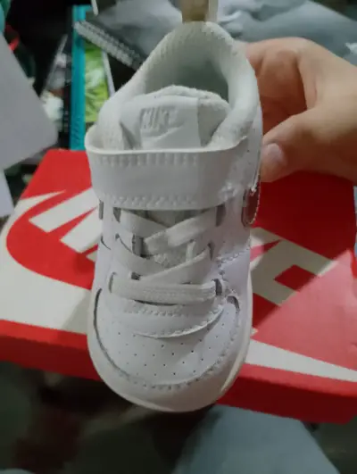 Zapatillas bebé Nike blancas y doradas - miniatura 6