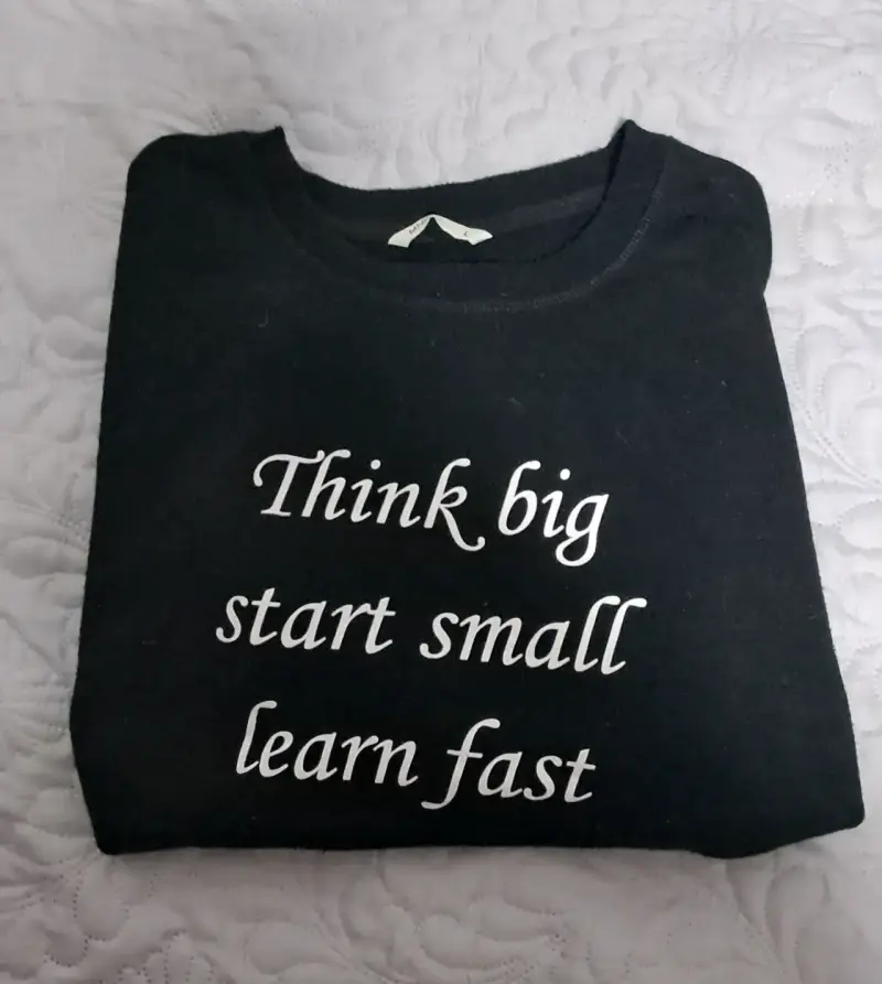 Polerón negro con frase estampada - 2
