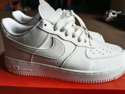 Zapatillas blancas clásicas - miniatura 1