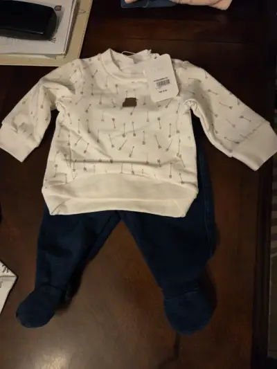 Conjunto infantil blanco con flechas - miniatura 1