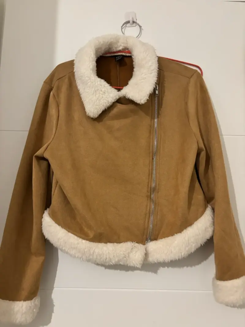 Chaqueta con cuello de piel sintética - 1
