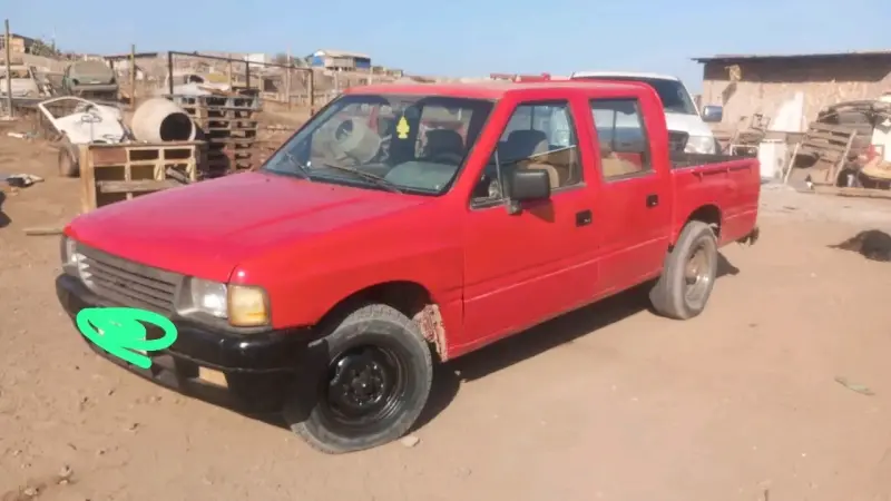 Camioneta Chevrolet roja - 2