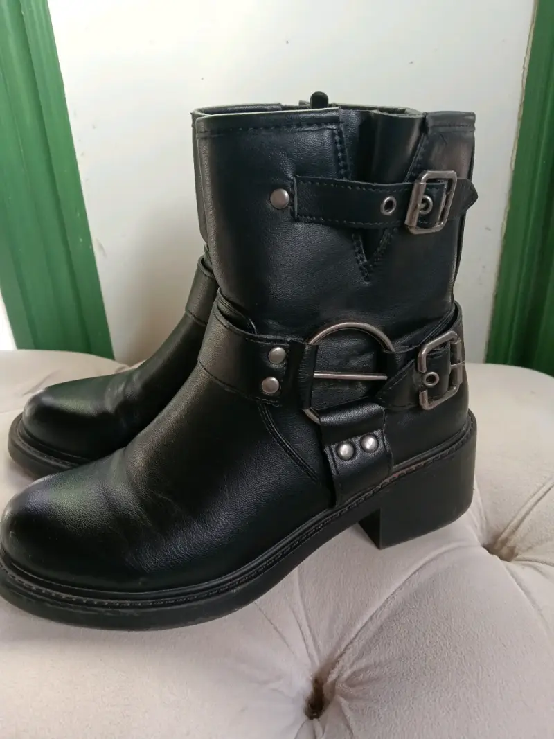Botines de cuero negro estilo motero