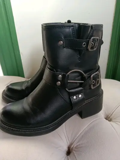 Botines de cuero negro estilo motero - miniatura 1