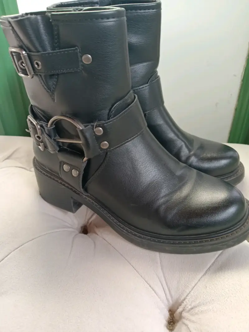 Botines de cuero negro estilo motero - 2