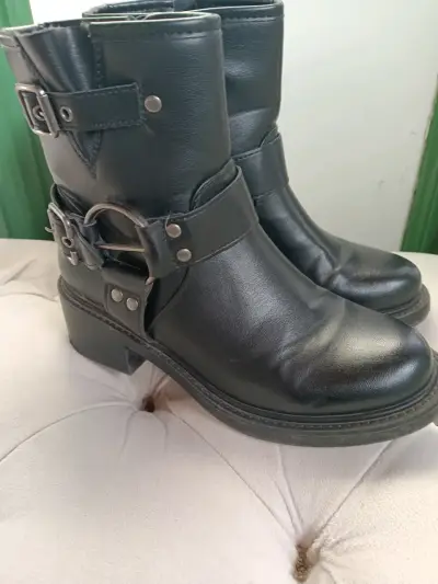 Botines de cuero negro estilo motero - miniatura 2