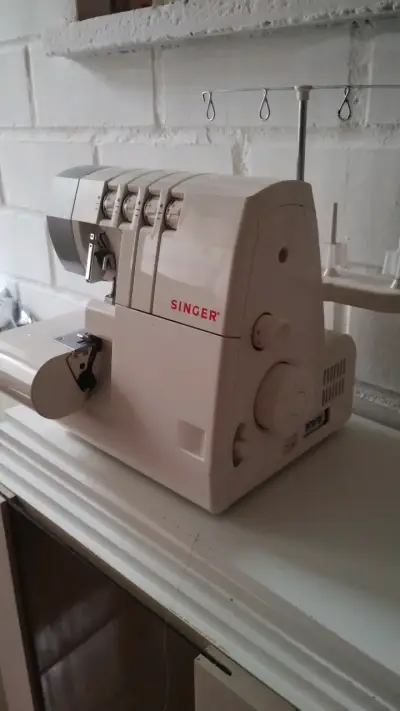 Máquina overlock Singer - miniatura 2