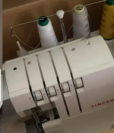 Máquina overlock Singer - miniatura 3