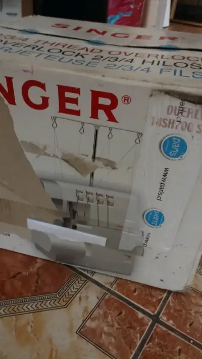 Máquina overlock Singer - miniatura 4