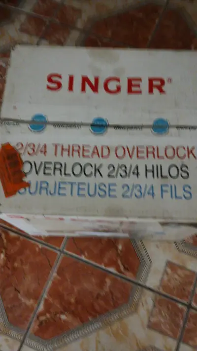 Máquina overlock Singer - miniatura 5