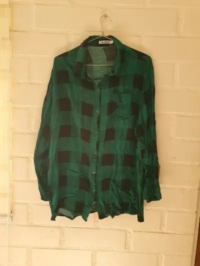 Camisa a cuadros verde y negra - miniatura 1