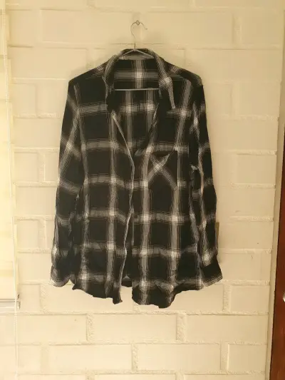 Camisa a cuadros verde y negra - miniatura 2