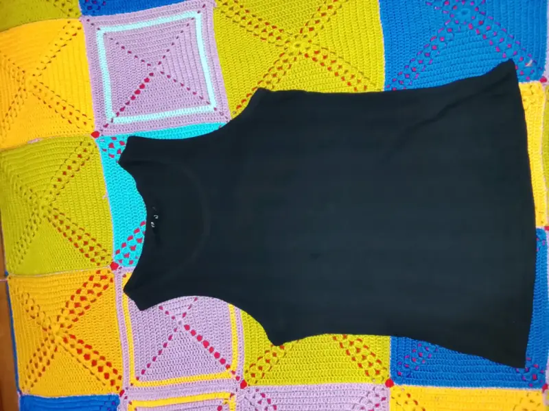 Polera básica negra y sin mangas