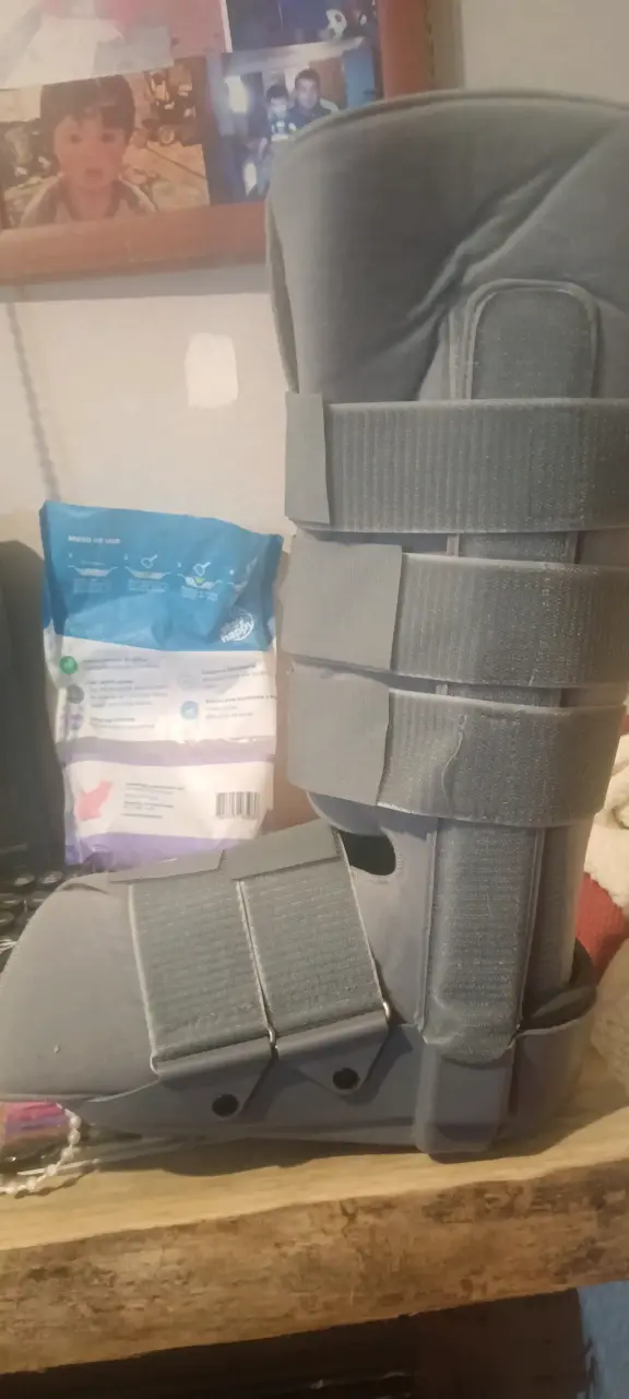 Bota ortopédica gris con velcro - 1