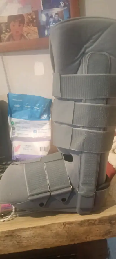 Bota ortopédica gris con velcro - miniatura 1