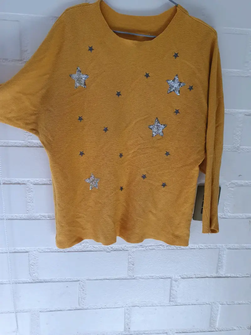 Polera amarilla con estrellas