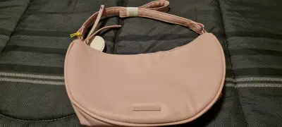 Bandolera de cuero rosada - miniatura 1