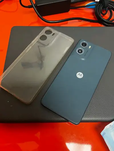 Celular Motorola g06 con funda - miniatura 1