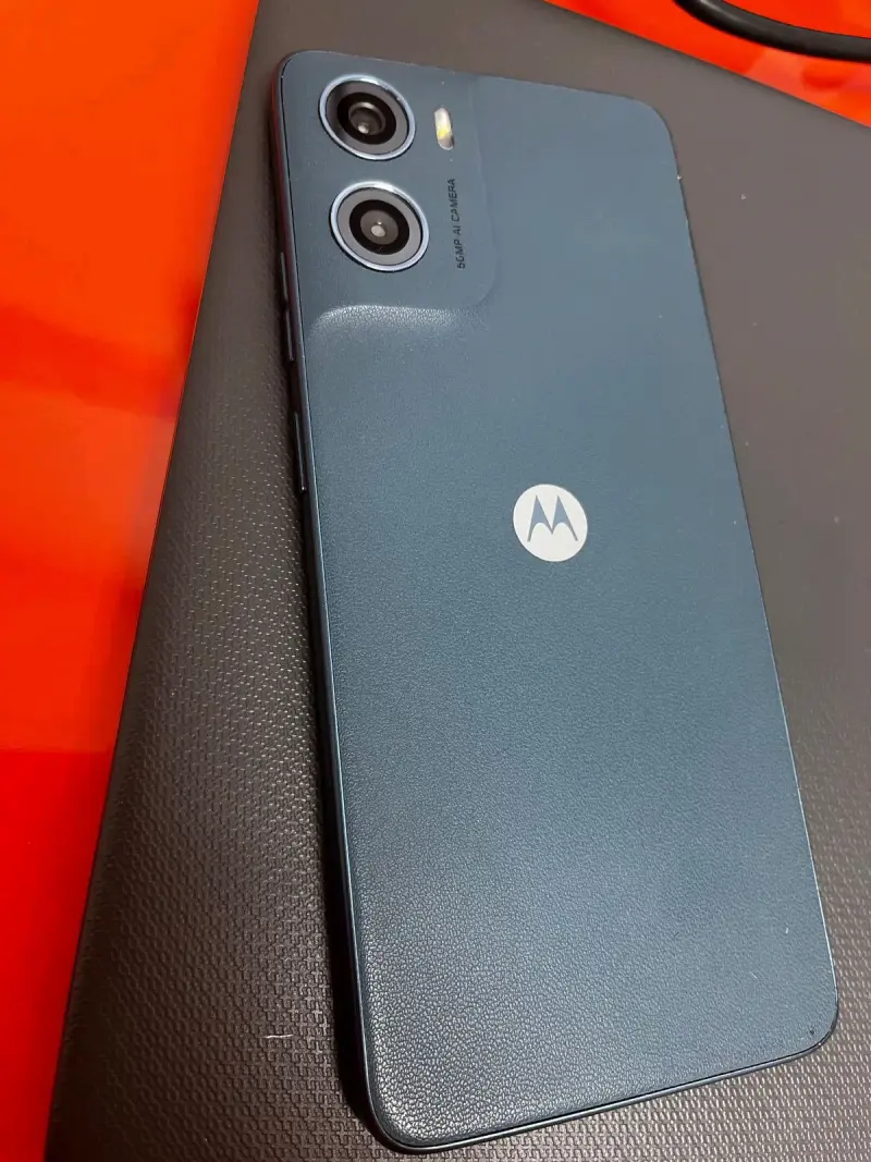 Celular Motorola g06 con funda - 2