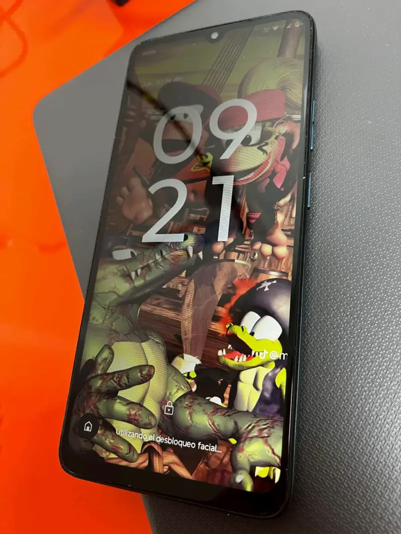 Celular Motorola g06 con funda - 3