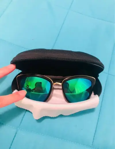 Gafas de sol con estuche - miniatura 1