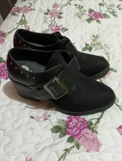 Botines negros con hebilla - miniatura 1