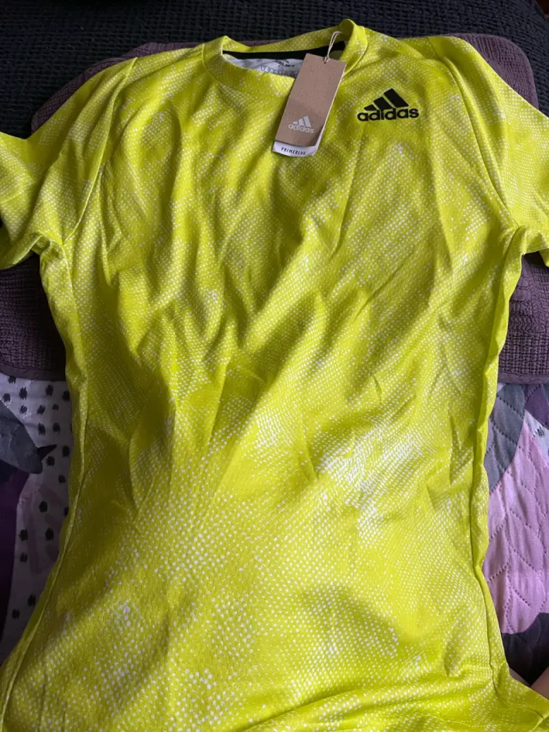 Polera deportiva amarilla Adidas