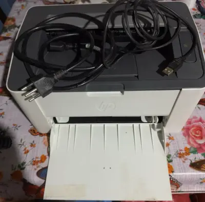 Impresora láser HP blanca - miniatura 2