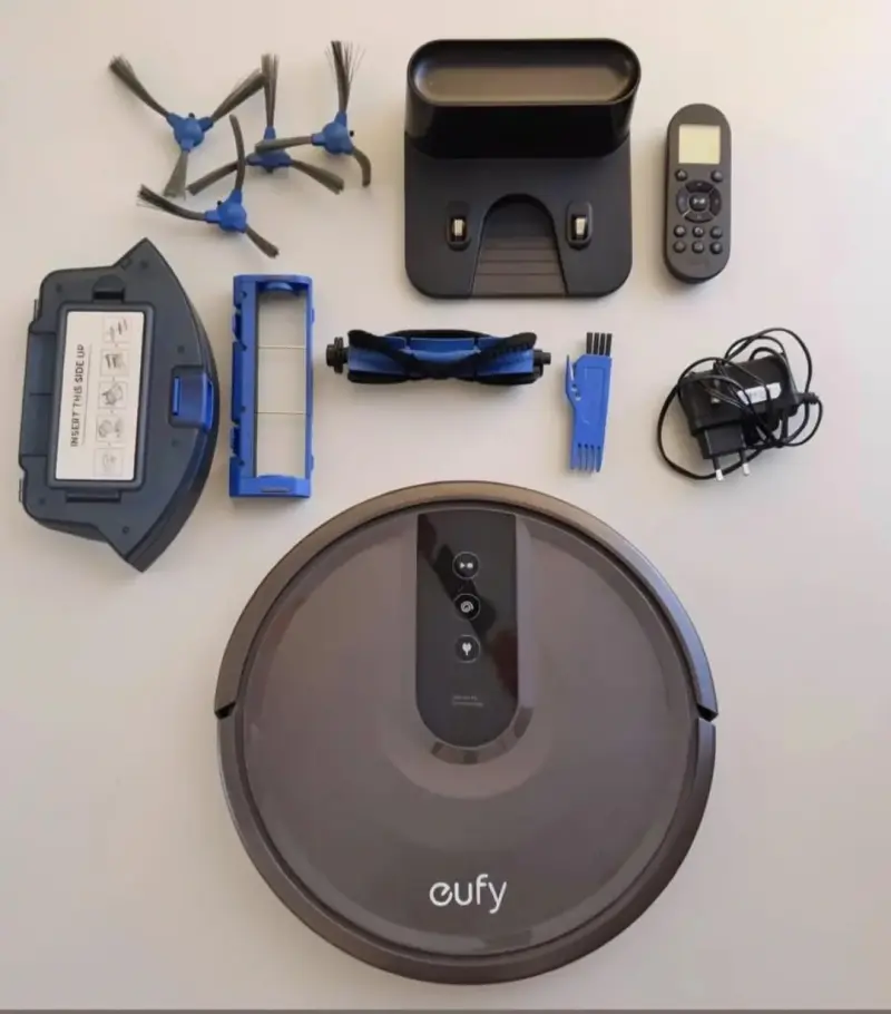 Robot aspirador Eufy con accesorios - 1