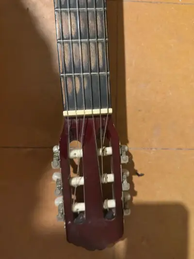 Guitarra clásica marrón - miniatura 3