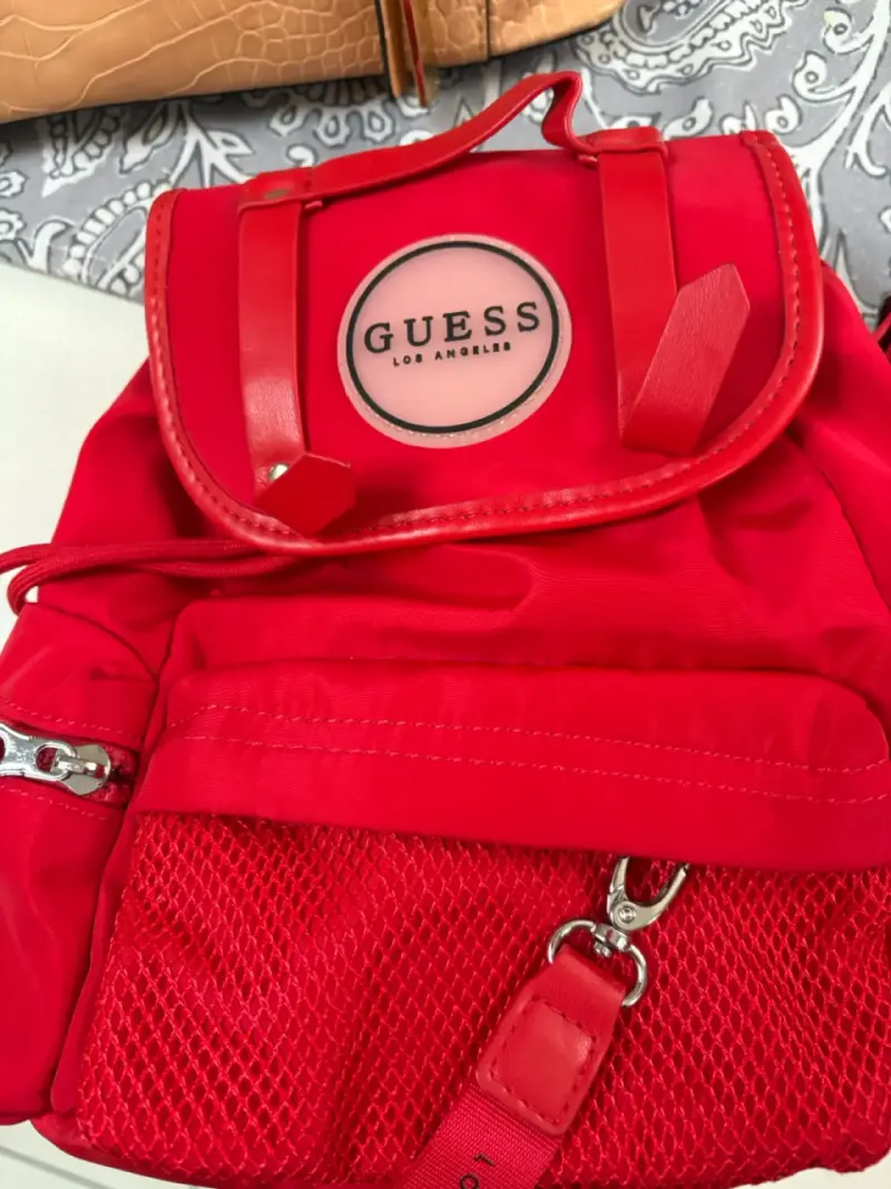 Mochila roja Guess