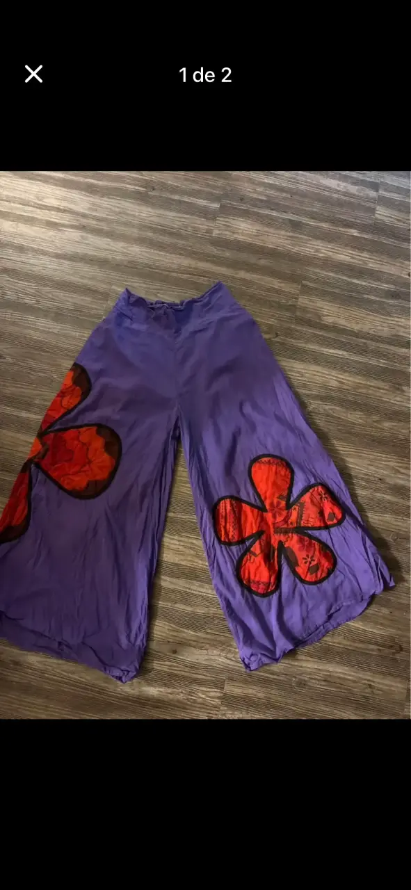 Pantalones morados con flores