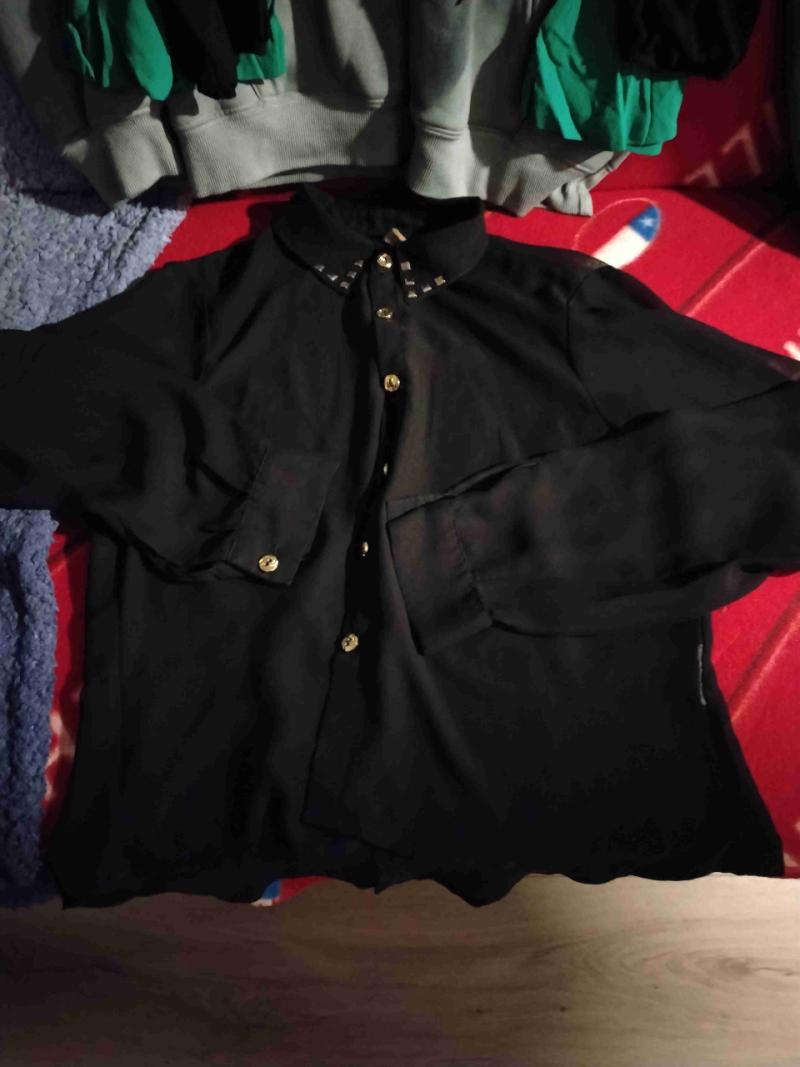 Blusa negra con botones dorados - 1