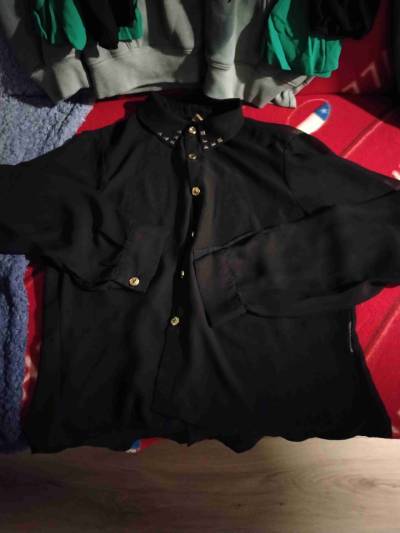 Blusa negra con botones dorados - miniatura 1
