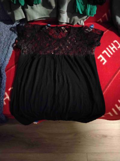 Blusa negra encaje floral - miniatura 1