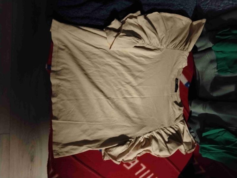 Blusa beige con volantes - 1