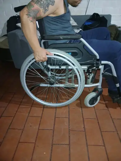 Silla de ruedas manual ligera - miniatura 2