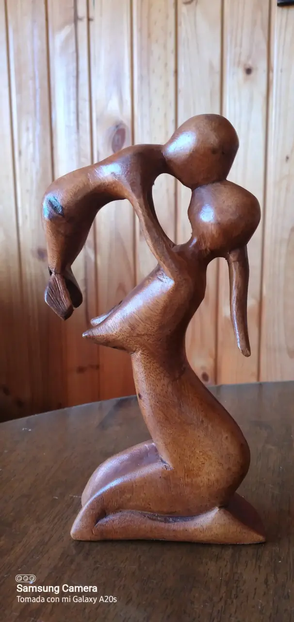 Escultura de madera abstracta